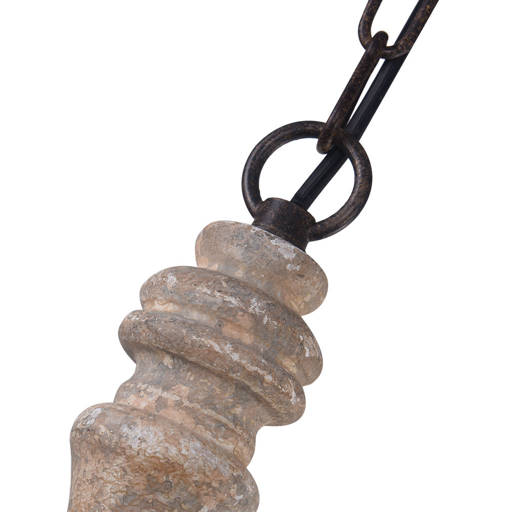 Close-up of the Amalia chain and top of the wooden column