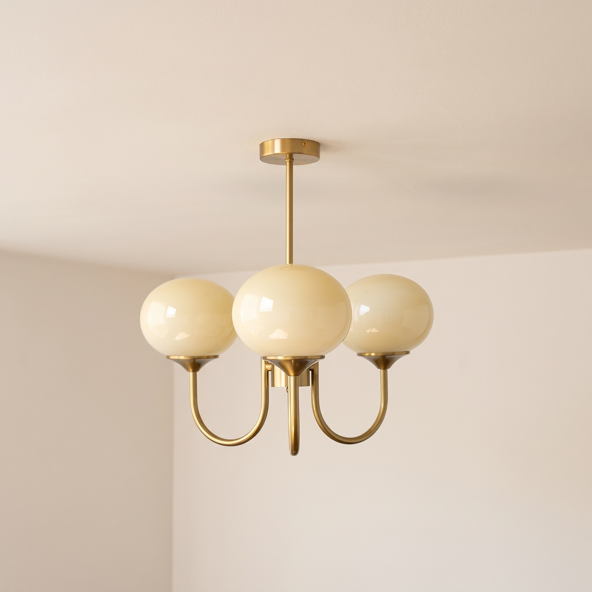Margaux 3-light chandelier, brass and cream