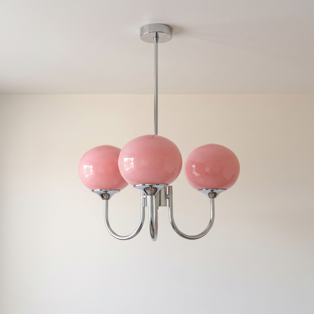 Margaux 3-light chandelier, chrome and pink