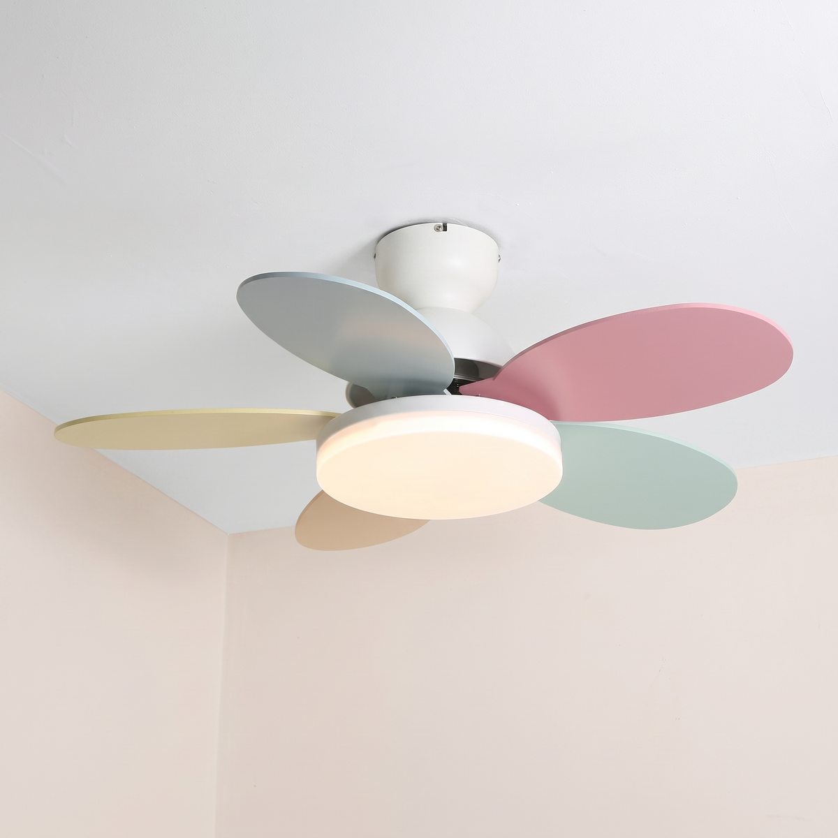 Flora ceiling fan light, white and colourful