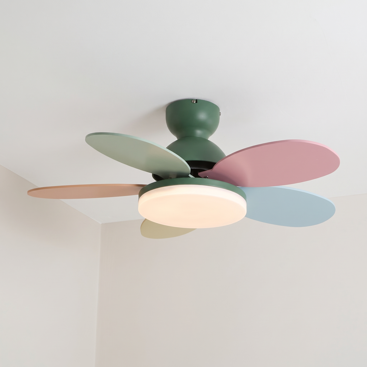 Flora ceiling fan light, green and colourful