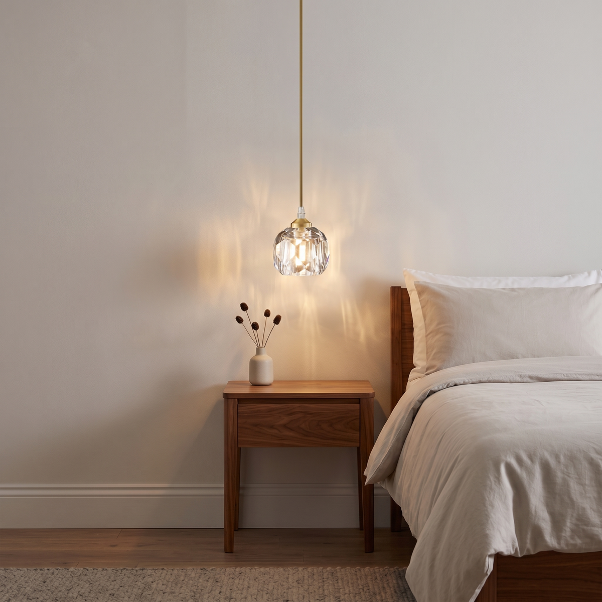 Ines crystal pendant – sparkling beside a bed