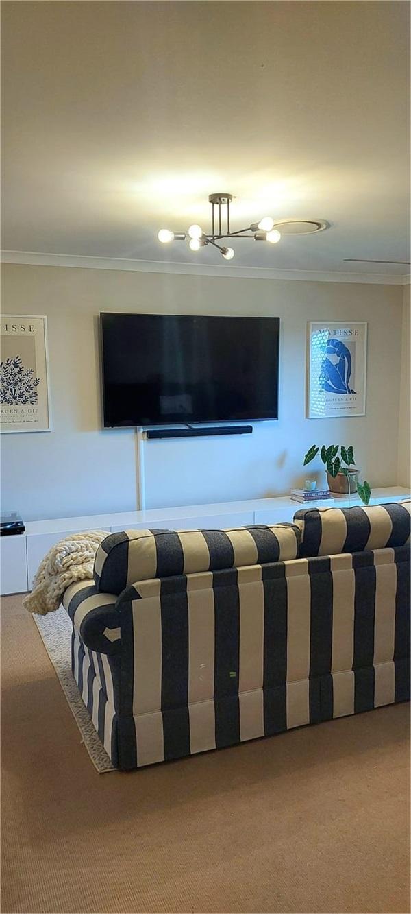 Cyrus six-light sputnik ceiling light – in a living room