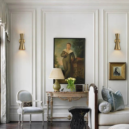 Stellan hourglass wall light – in nickel in a hallway