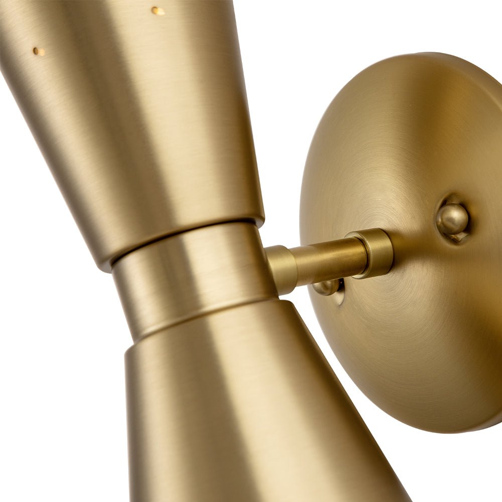 Stellan hourglass wall light – brass wall plate close-up