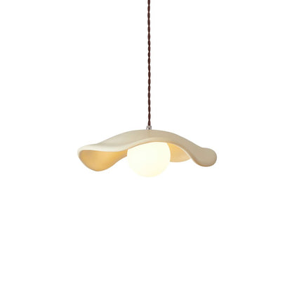 Giselle wavy resin pendant – in beige on white
